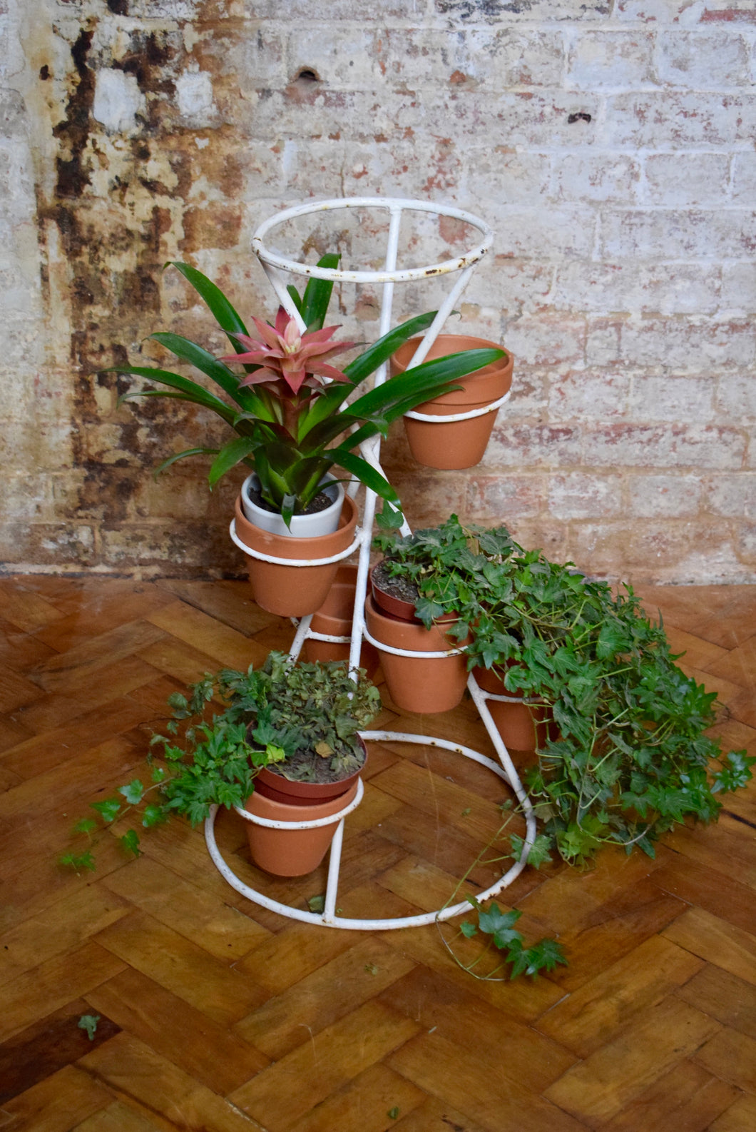 Metal Spiral Hourglass Planter Pot Stand With Teracota Pots